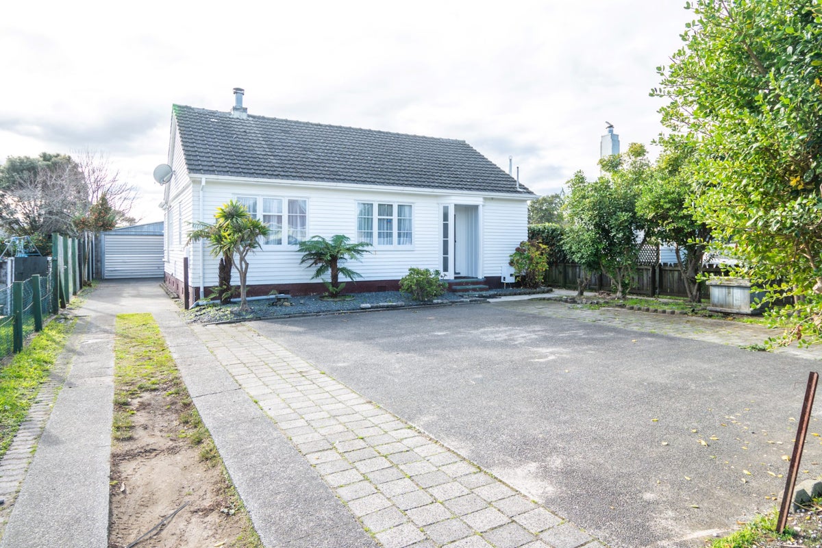23 Centennial Crescent, Te Hapara, Gisborne - Carousel 1