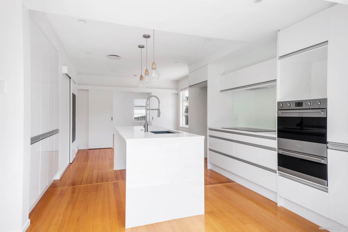2/15 Cypress Place, Sunnynook, Auckland - Carousel 1