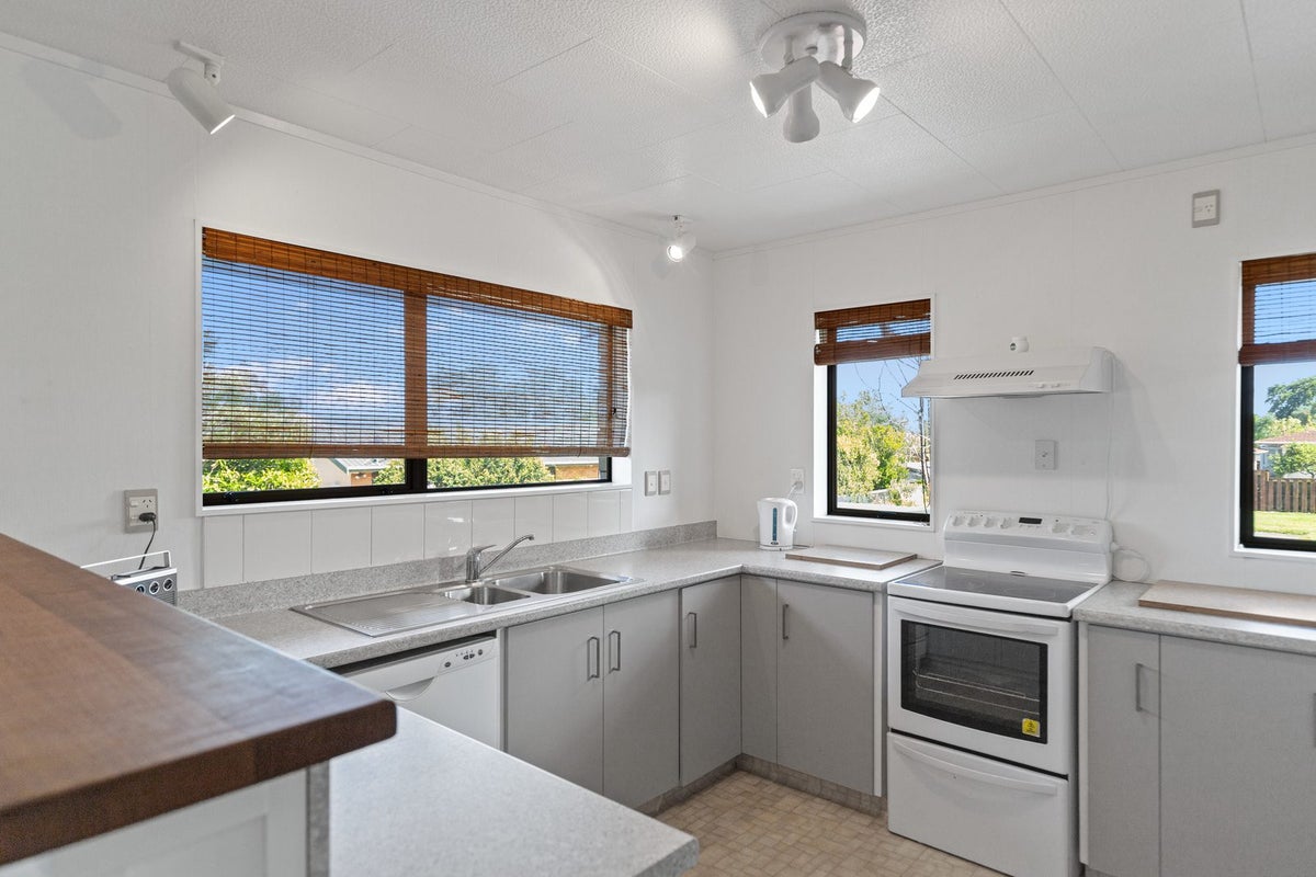 1 Cynthia Crescent, Te Aroha, Te Aroha - Carousel 2