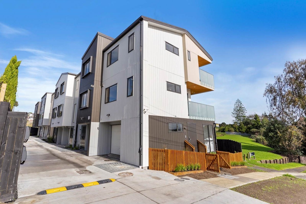 3/61 Clayburn Road, Glen Eden, Auckland - Carousel 1