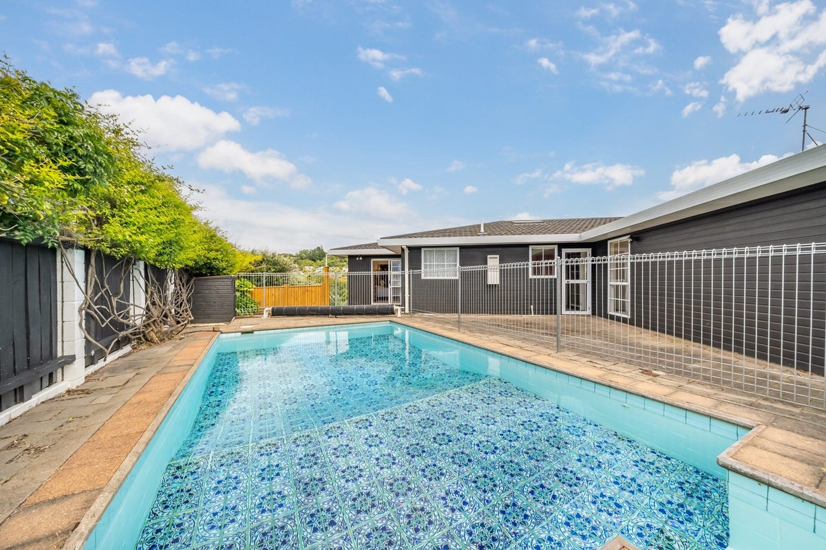 11 Observatory Close, Whitby, Porirua - Carousel 2