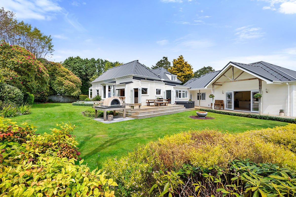 4 Cross Street, Lepperton, New Plymouth - Carousel 1