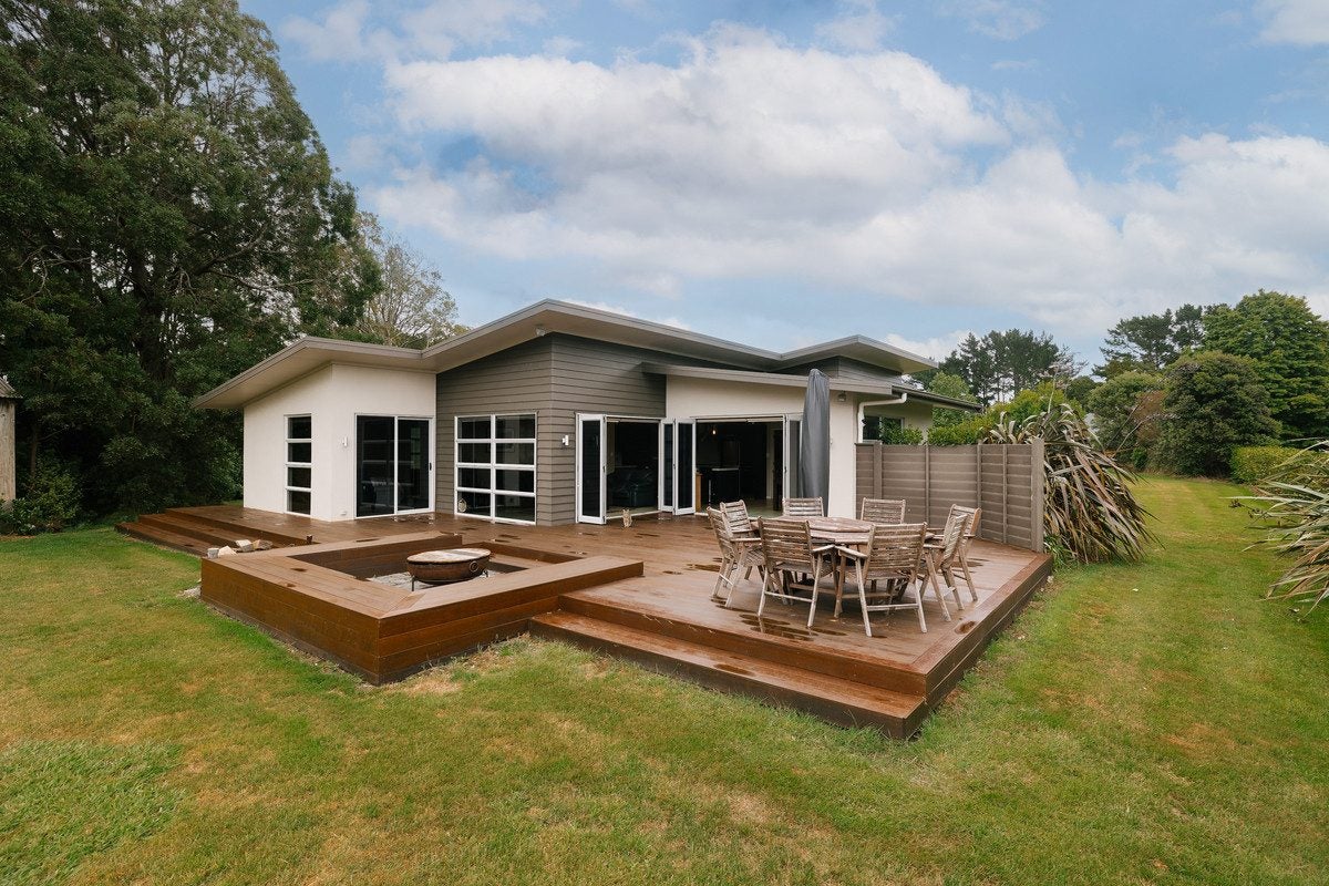 8 Titirangi Drive, Fitzherbert, Palmerston North - Carousel 1