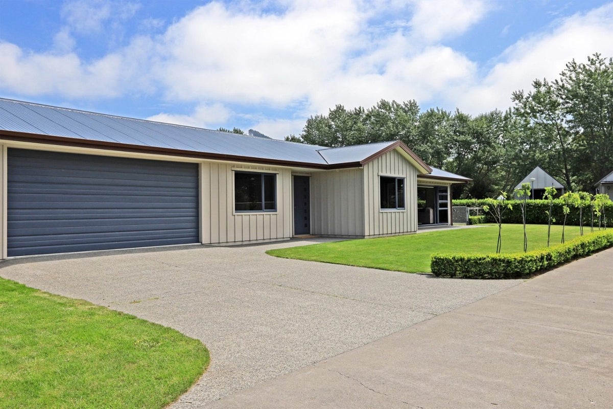 16 Airini Road, Waimarama, Havelock North - Carousel 1