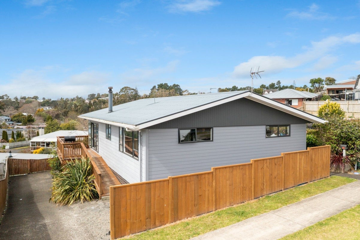 16 La Salle Drive, Westown, New Plymouth, Taranaki - Carousel 2