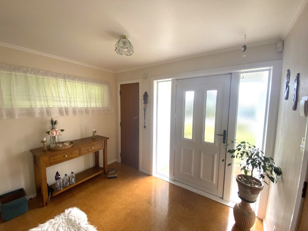 32 St Edmund Crescent, Tawa, Wellington - Carousel 2