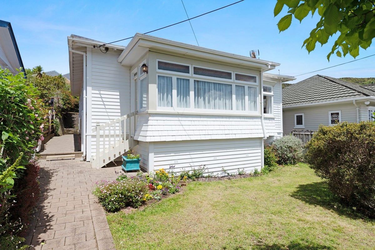 27 Firth Terrace, Karori, Wellington - Carousel 1