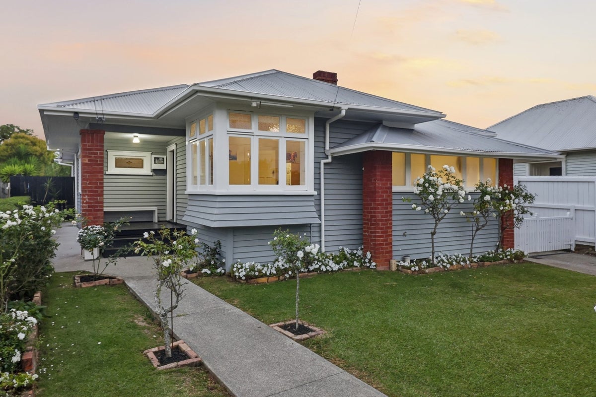 46 Premier Avenue, Point Chevalier, Auckland - Carousel 2