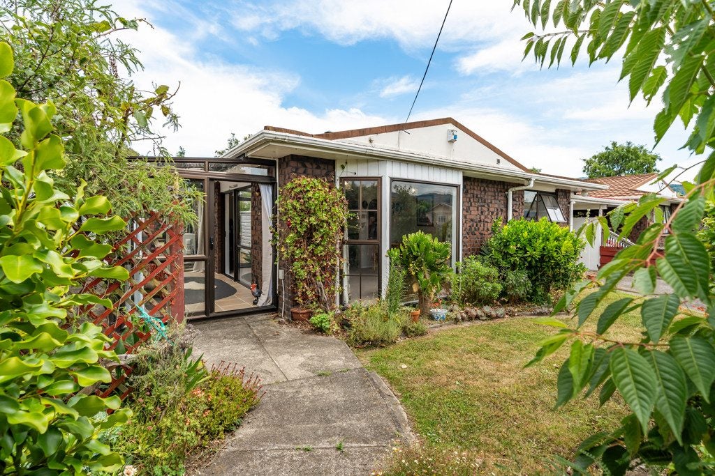 2/28 Ranfurly Street, Trentham, Upper Hutt - Carousel 1