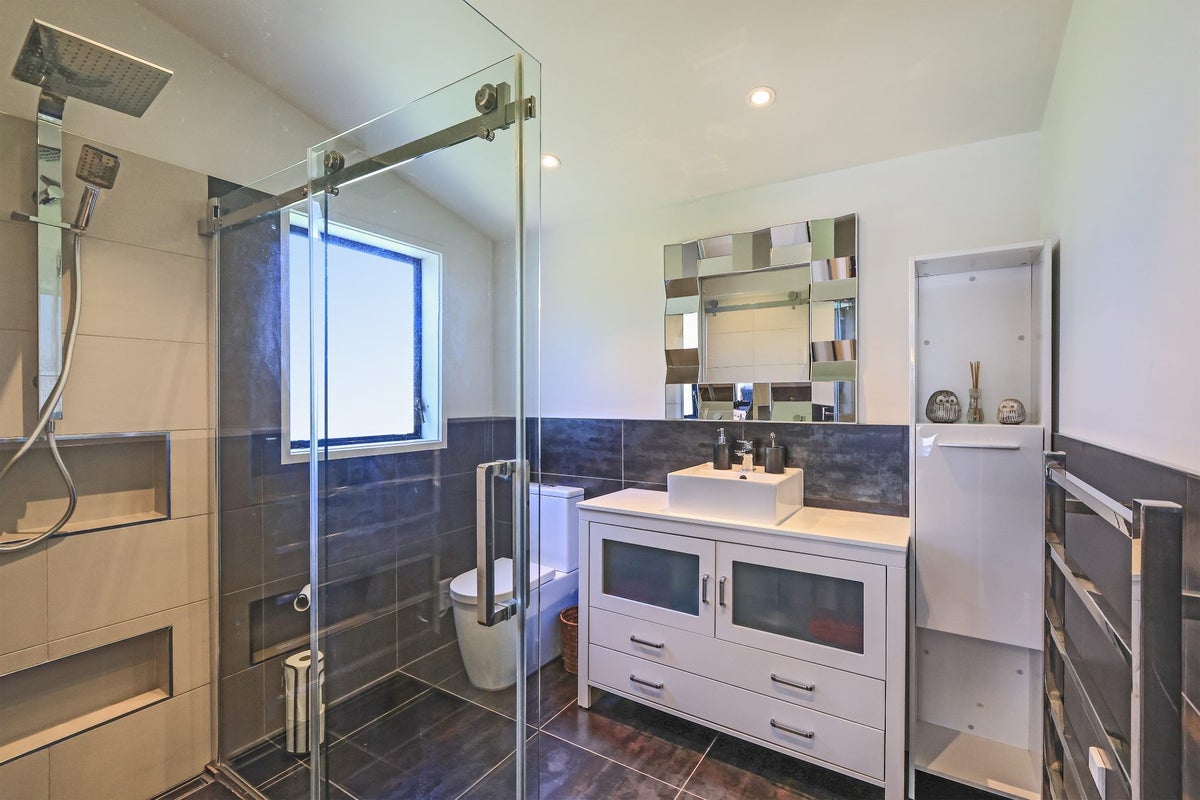 7 Longlands Road East, Longlands, Hastings - Carousel 2