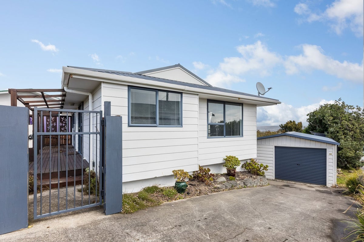 29 Doncaster Terrace, Ascot Park, Porirua - Carousel 1