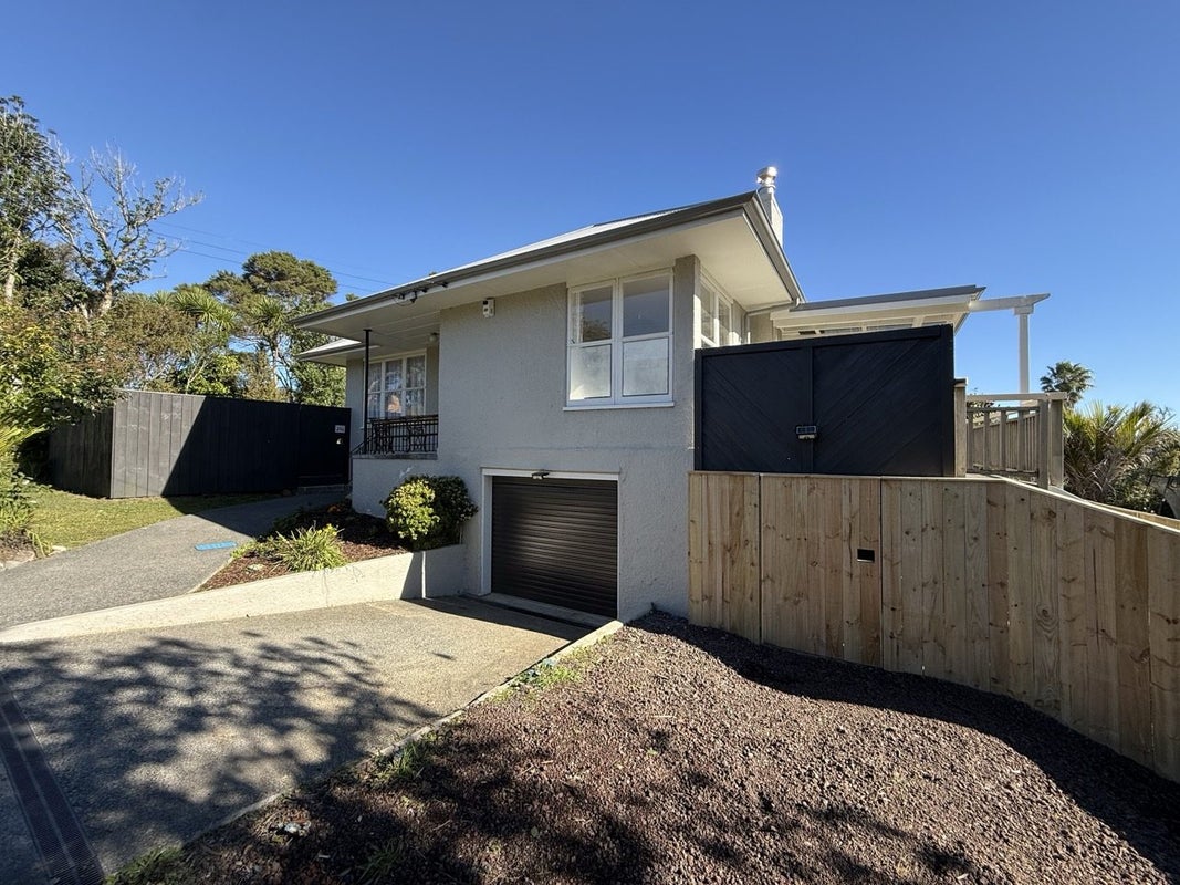 2 Deane Avenue, Titirangi, Auckland - Carousel 24