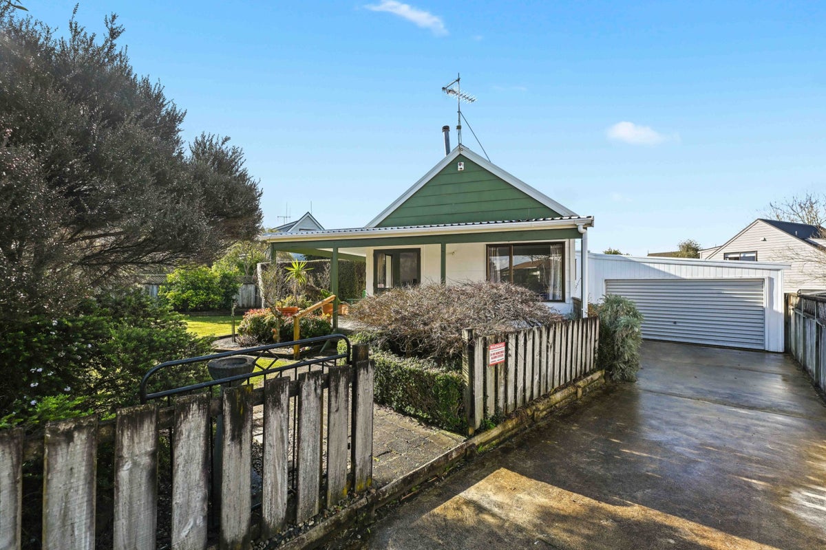 84 Totara Drive, Pukete, Hamilton - Carousel 1