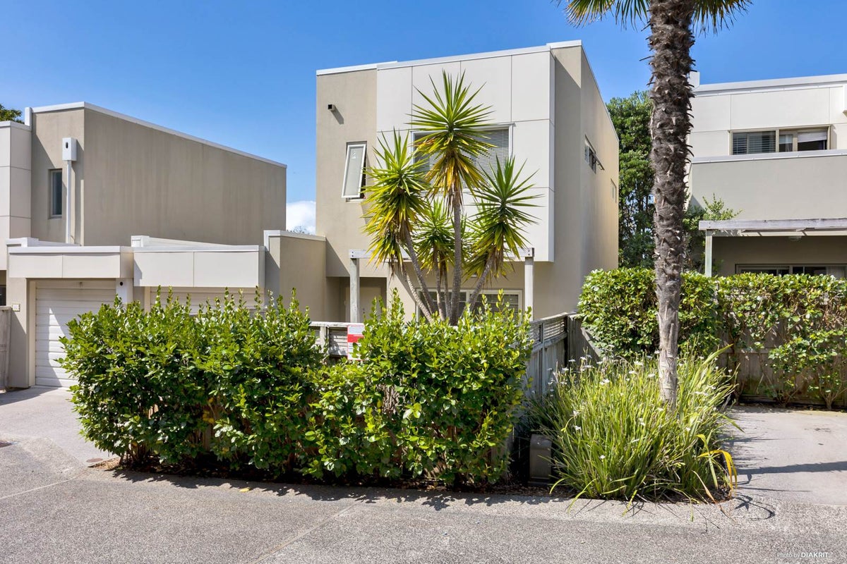 61/21 Hunters Park Drive, Three Kings, Auckland - Carousel 2