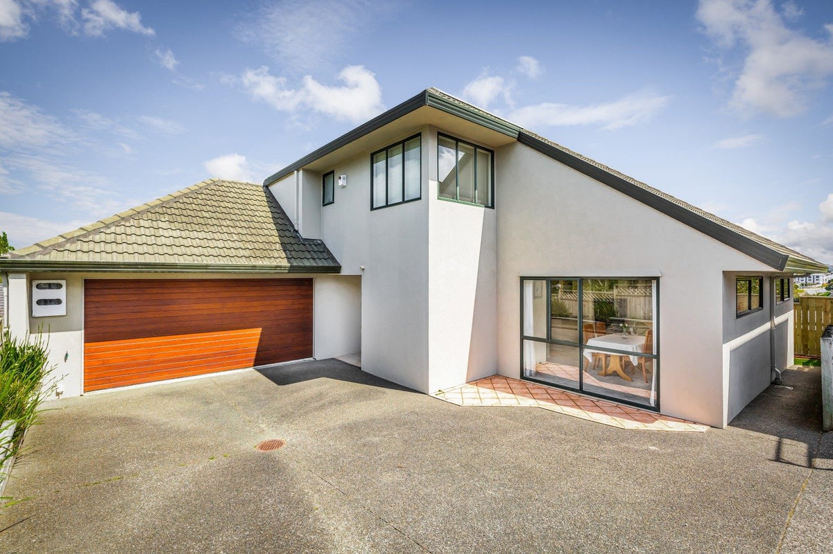 2/12 Richards Avenue, Forrest Hill, Auckland - Carousel 1