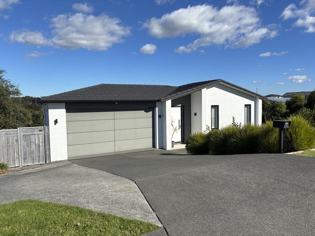 181 Ninth View Avenue, Beachlands, Auckland - Carousel 1