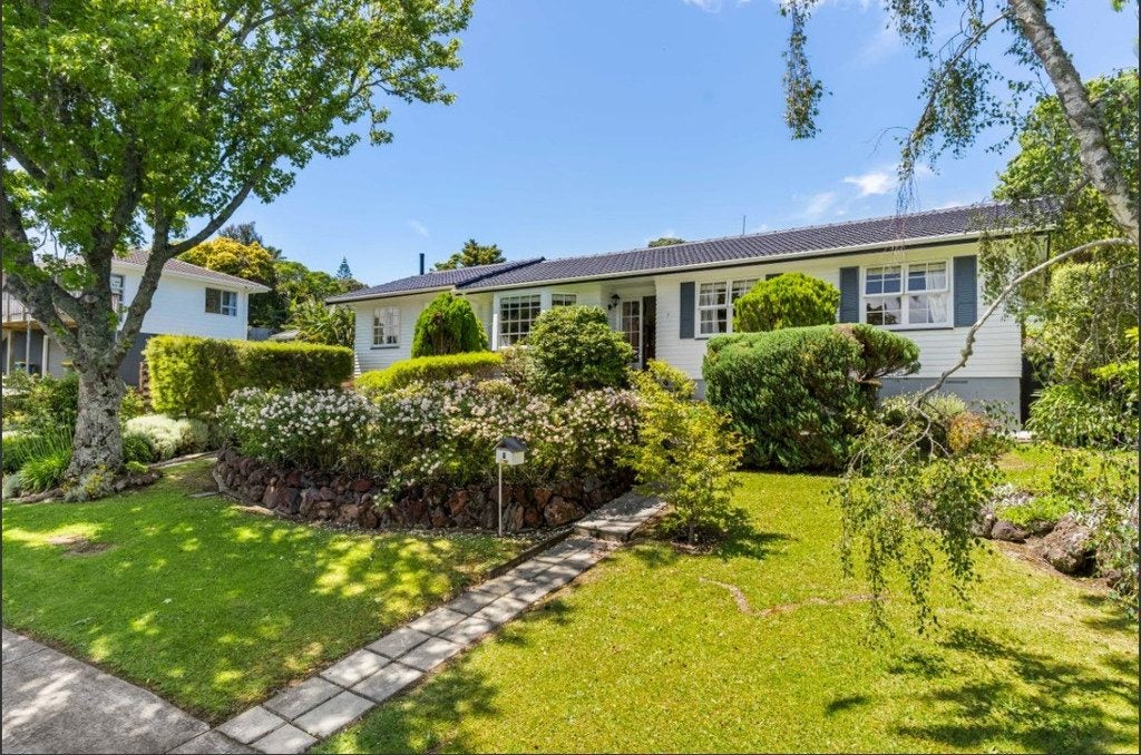 7 Dallow Place, Henderson, Auckland - Carousel 1