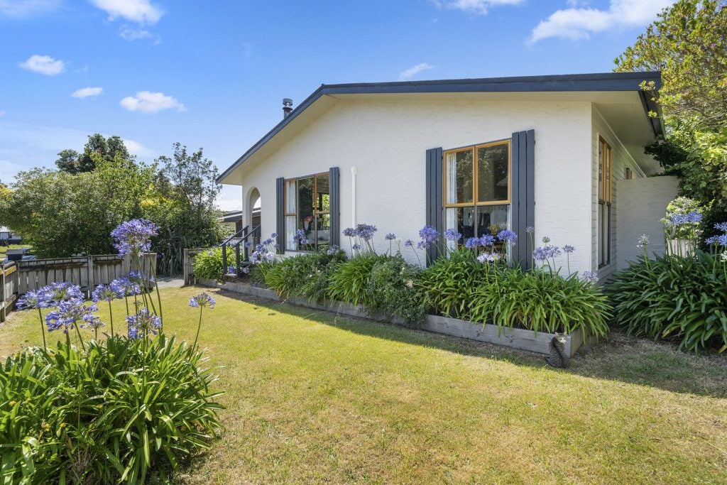 33 Discovery Drive, Whitby, Porirua - Carousel 1