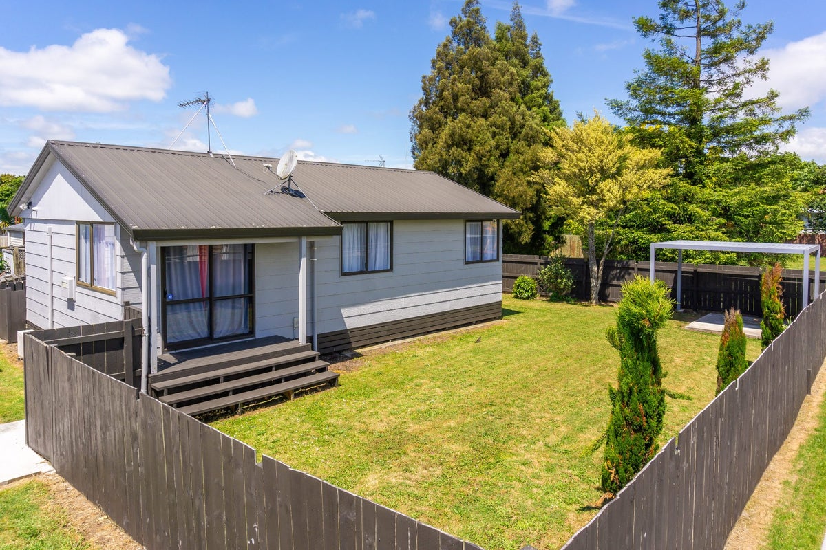 4 Langdon Lane, Melville, Hamilton - Carousel 1