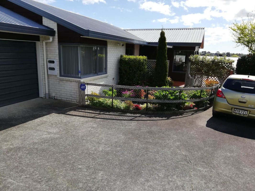 2/175 Cook Street, Howick, Auckland - Carousel 1