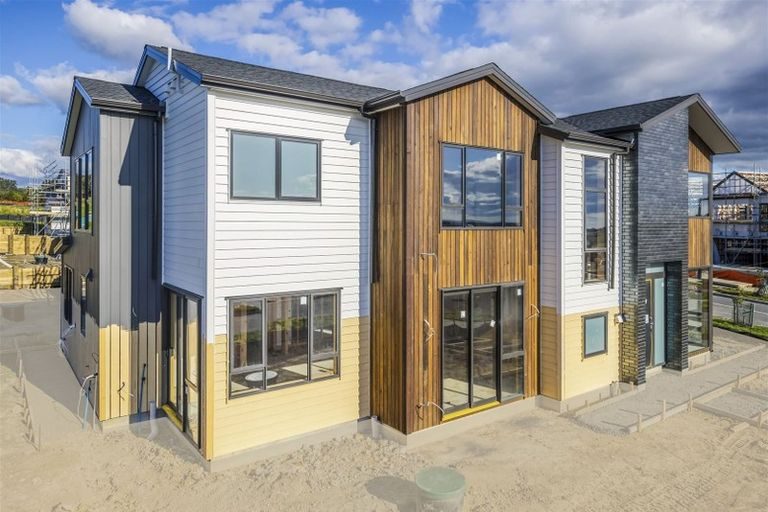 9 Woodacre Street, Flat Bush, Auckland - Carousel 1