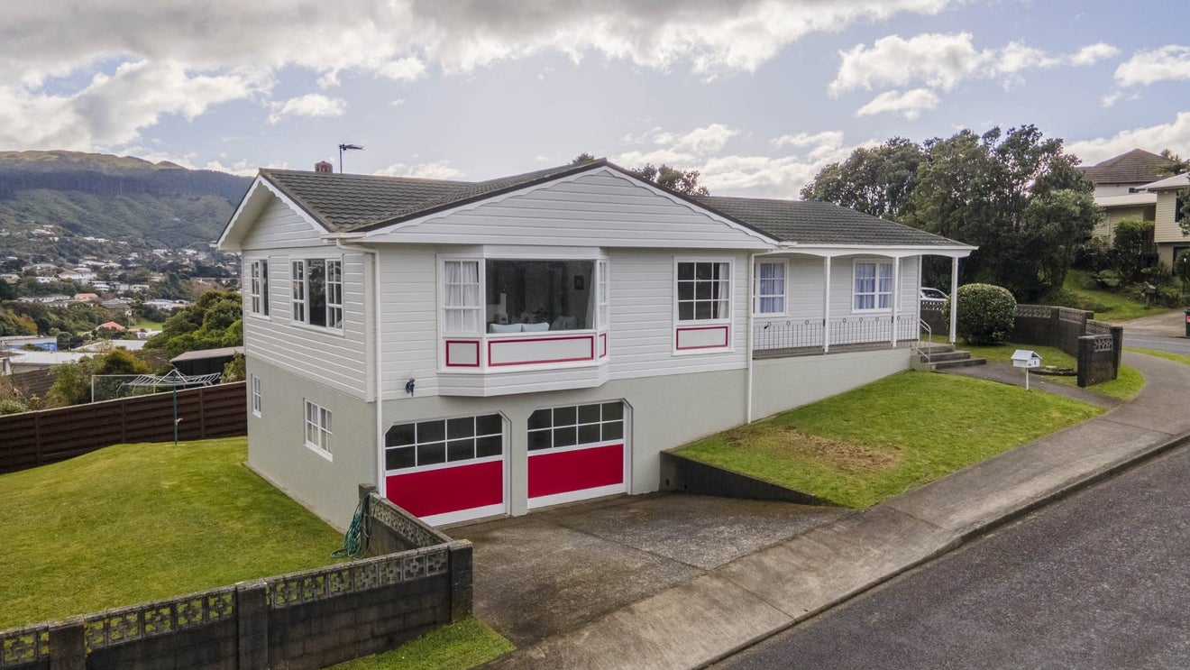 2 Florio Terrace, Tawa, Wellington - Carousel 1