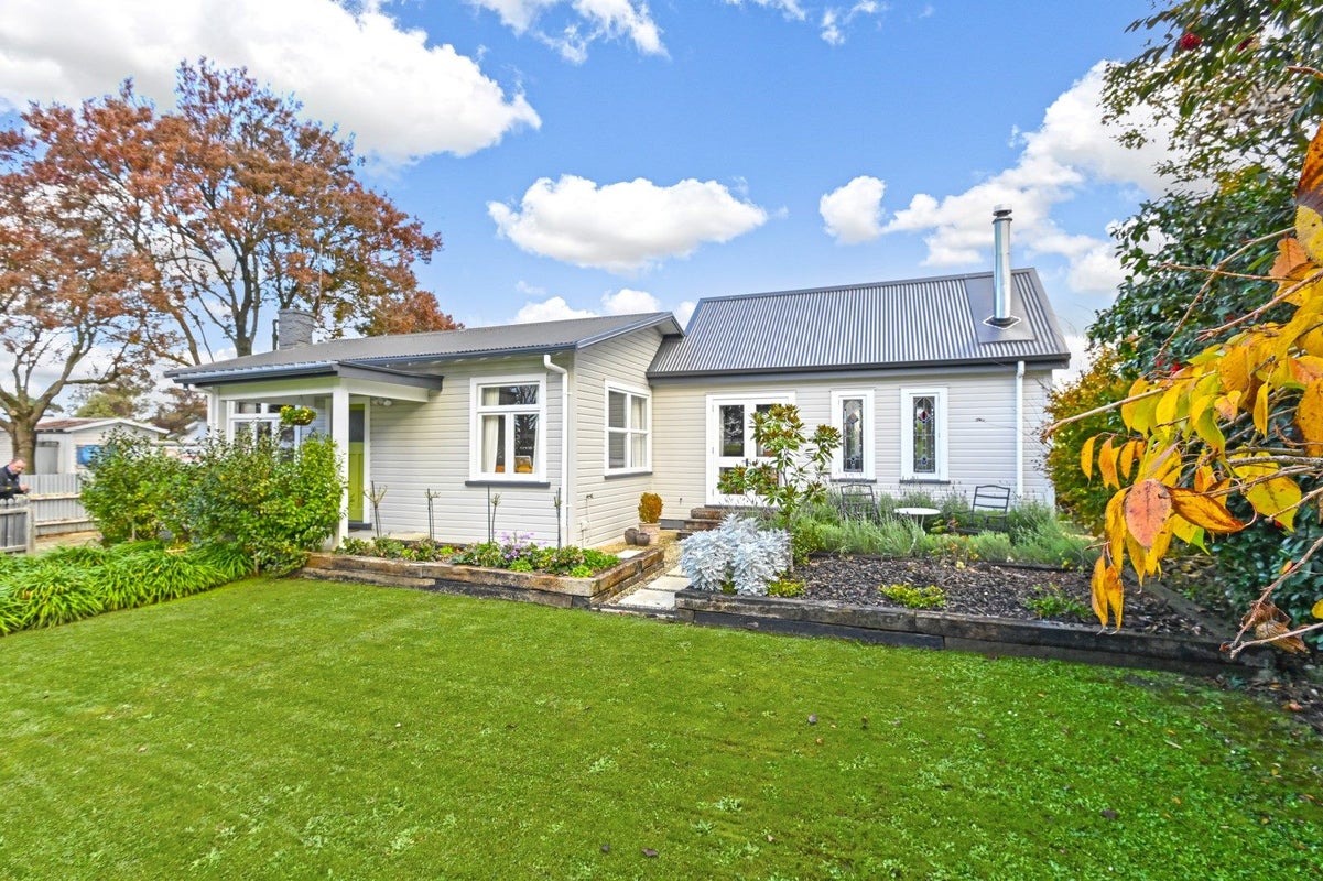 207 Murdoch Road East, Akina, Hastings - Carousel 1