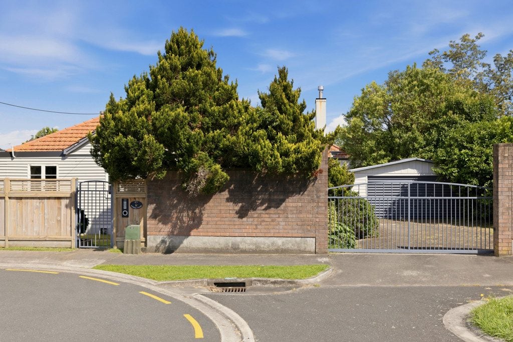 1 Howell Place, Tauranga South, Tauranga - Carousel 2