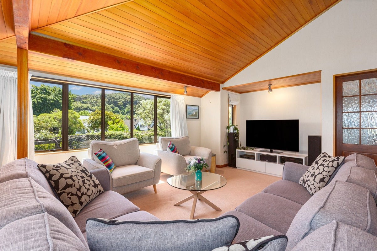 2/16 Cheviot Road, Lowry Bay, Lower Hutt - Carousel 2