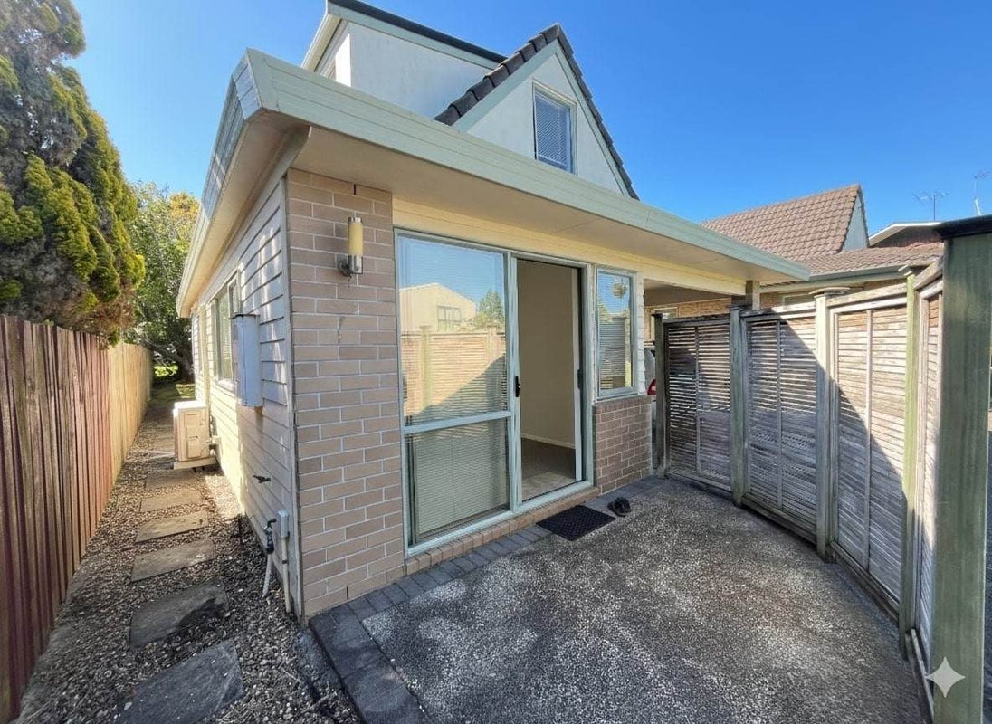 8 Lilian Place, Farm Cove, Auckland - Carousel 1