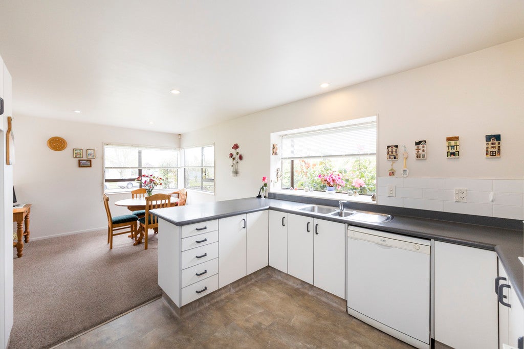 8 Colorado Crescent, Milson, Palmerston North - Carousel 2