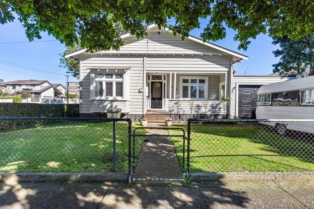 2 Huapai Street, Onehunga, Auckland - Carousel 1