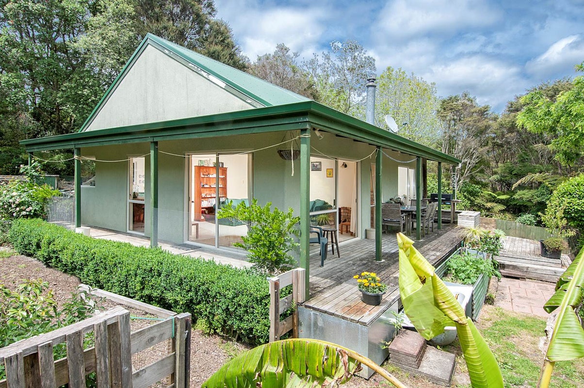 8 Napuka Road, Henderson Valley, Auckland - Carousel 2