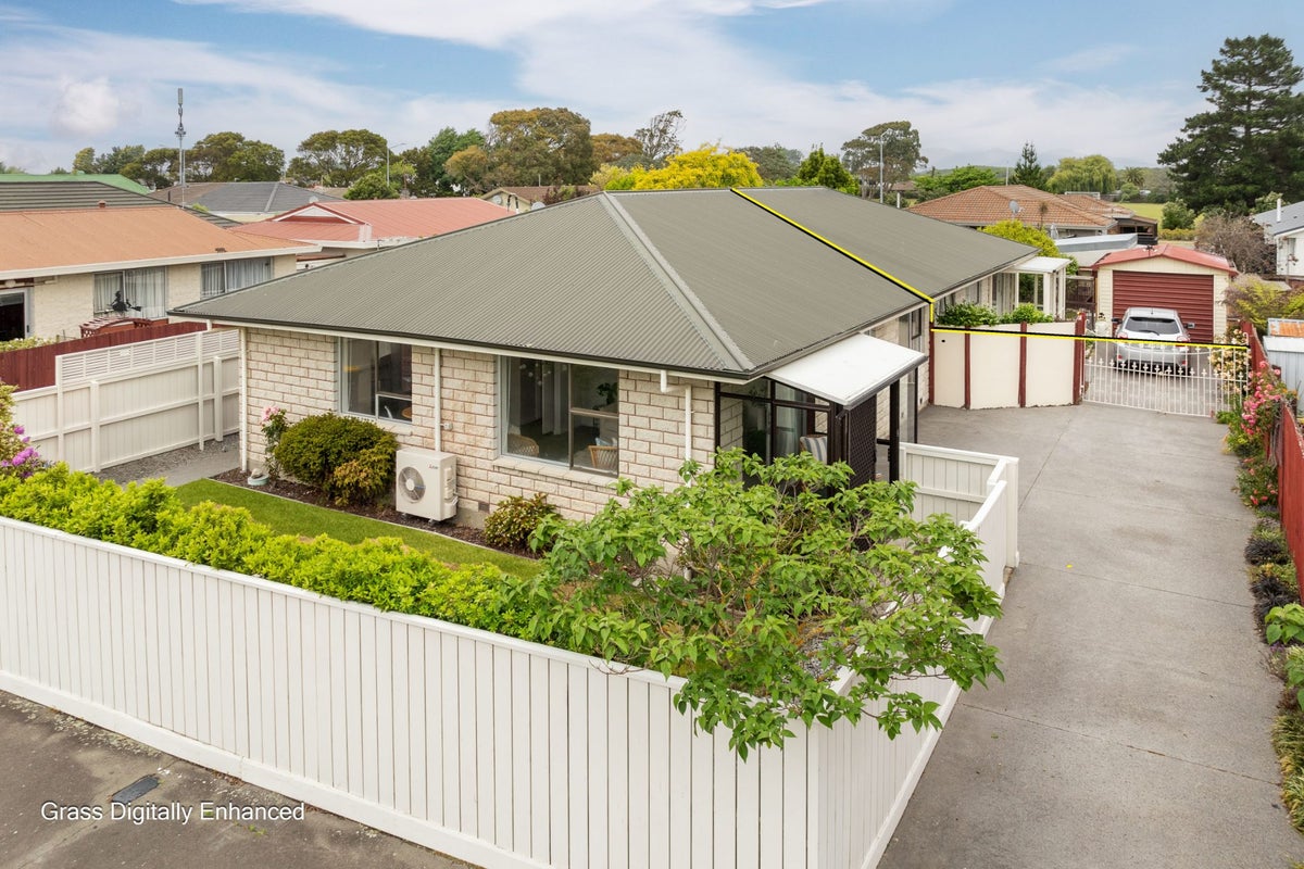 1/7 Tamarisk Place, Parklands, Christchurch - Carousel 1