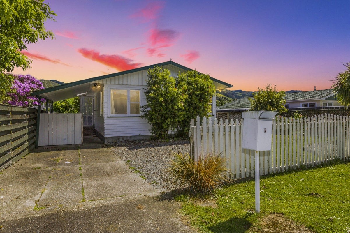 5 Ruru Crescent, Heretaunga, Upper Hutt - Carousel 2