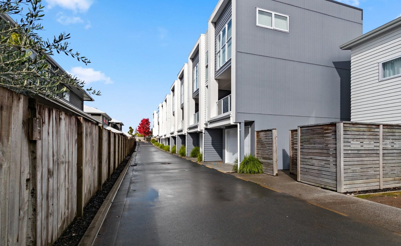 8/4 Palmerston Street, Hamilton Central, Hamilton - Carousel 13
