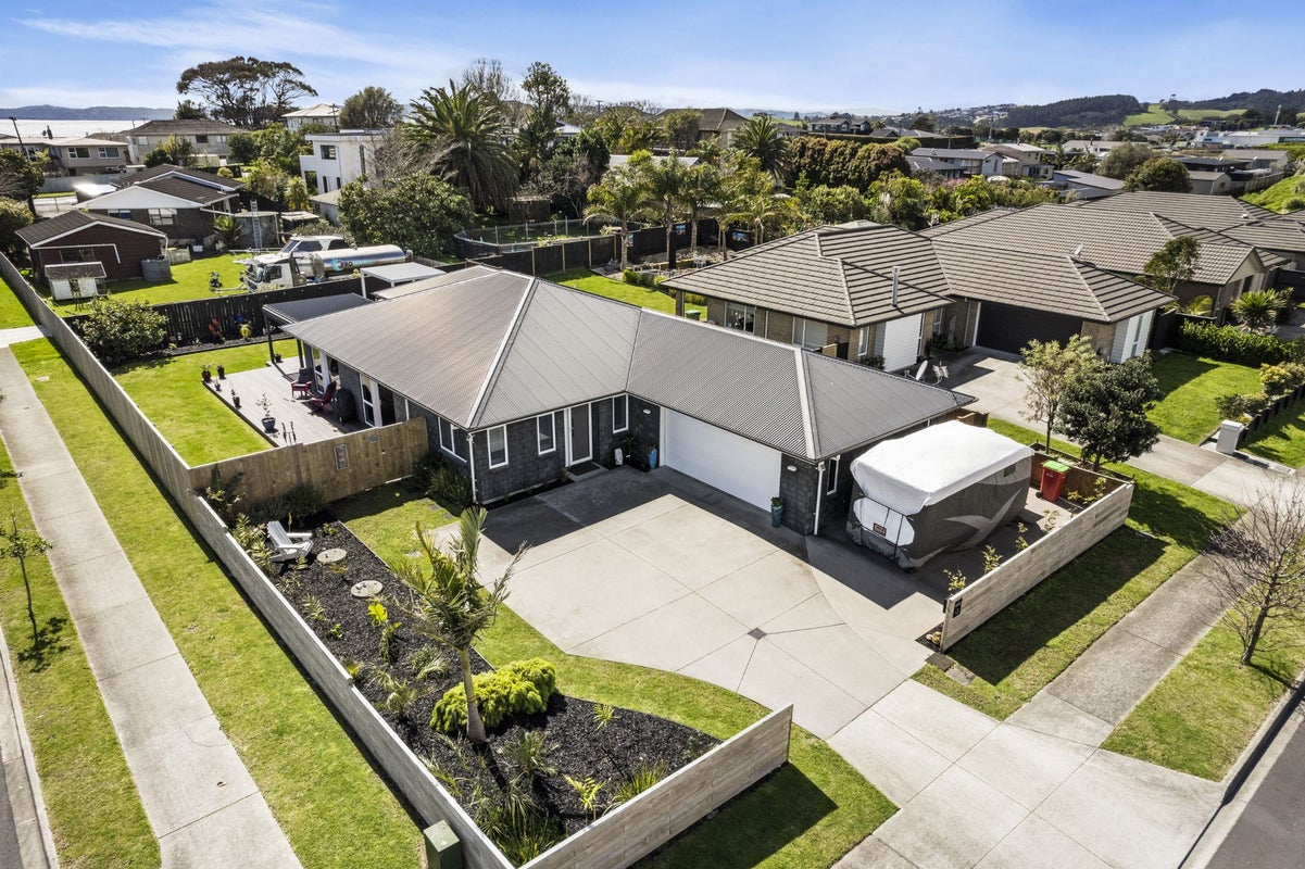 78 Seventh View Avenue, Beachlands, Auckland - Carousel 1