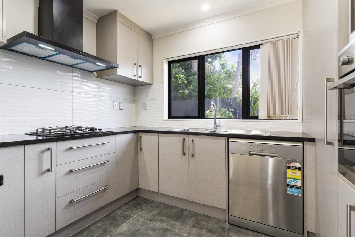 5D Clendon Place, Manurewa, Auckland - Carousel 2