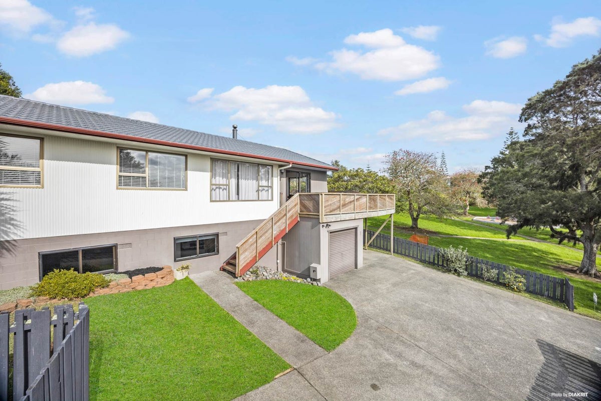 32 Gilshennan Valley, Red Beach, Whangaparaoa - Carousel 1