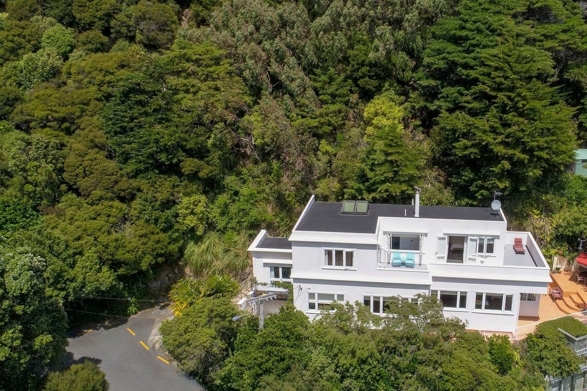 28 Kowhai Street, Eastbourne, Lower Hutt - Carousel 1