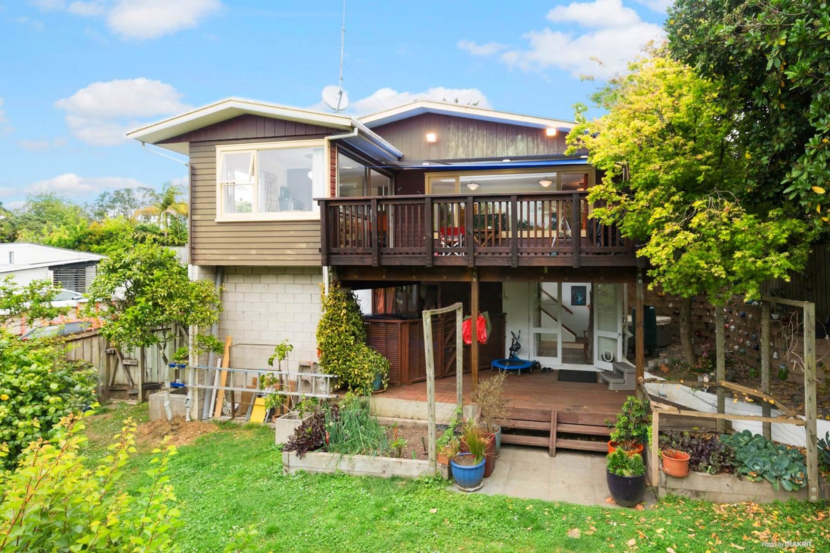 11 Onewa Road, Northcote, Auckland - Carousel 1