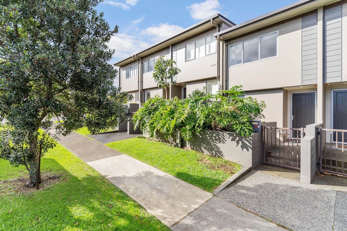 13/1 Gracechurch Drive, Flat Bush, Manukau City, Auckland - Carousel 1