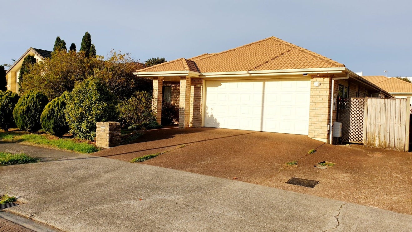 104 Bob Charles Drive, Golflands, Auckland - Carousel 1
