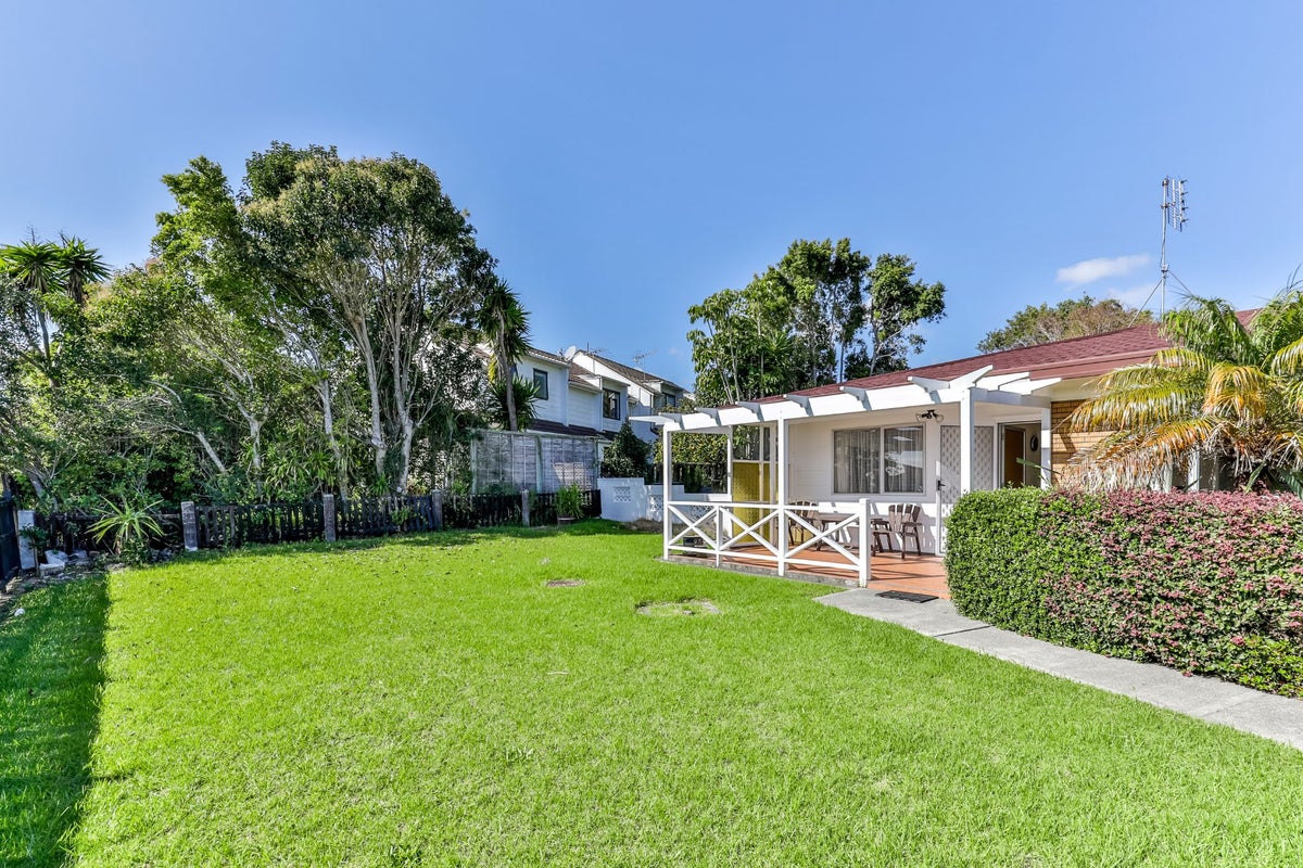 2/5 Vivian Wilson Drive, Eastern Beach, Auckland - Carousel 1