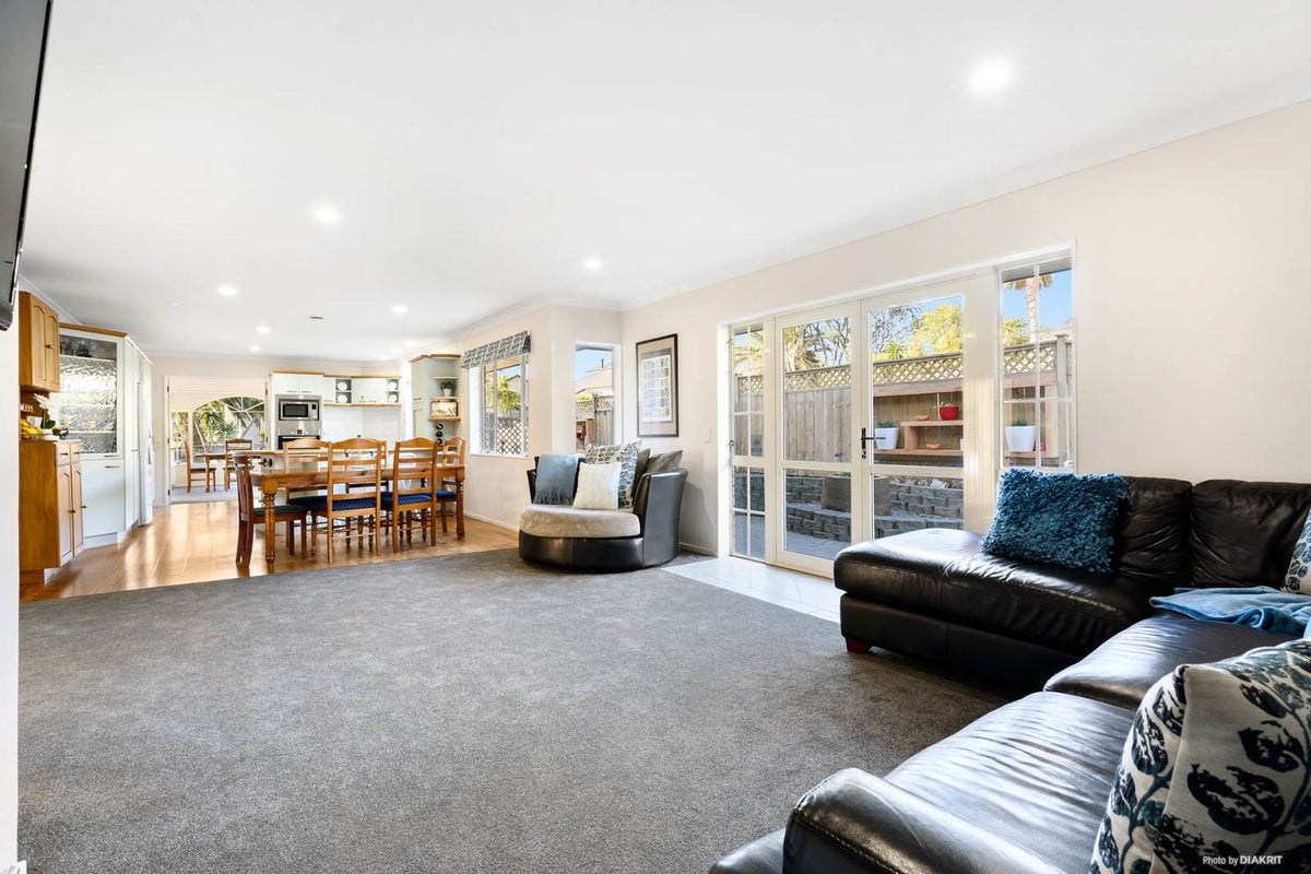 8 Santa Ana Drive, Shamrock Park, Auckland - Carousel 2