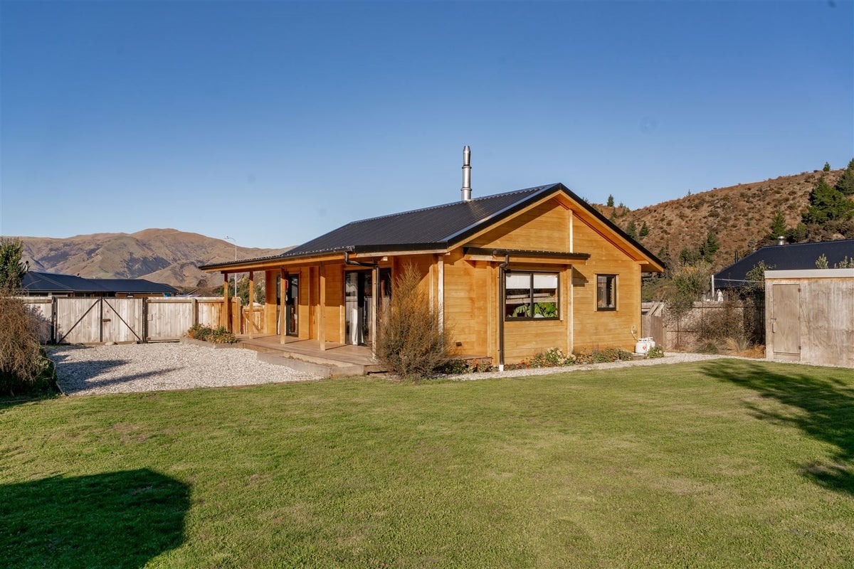 22 Cooper Crescent, Luggate, Wanaka - Carousel 1