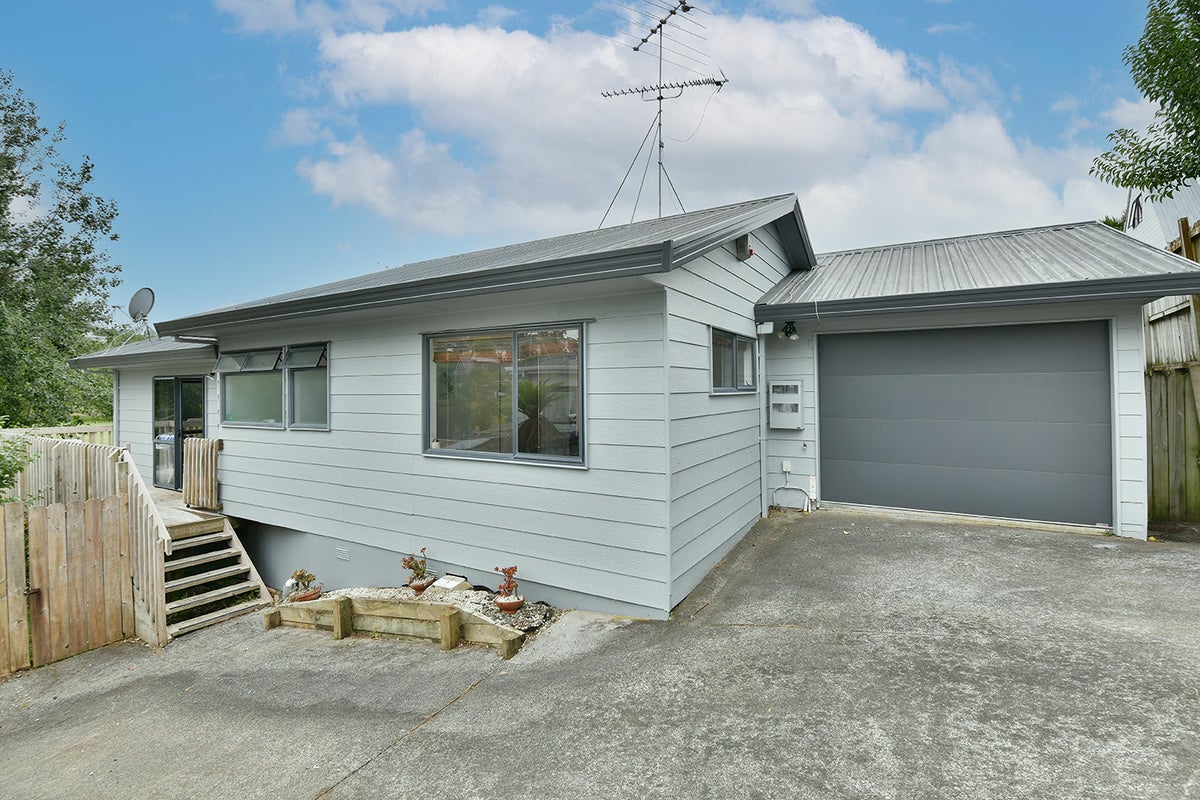 2/58 Trias Road, Totara Vale, Auckland - Carousel 1