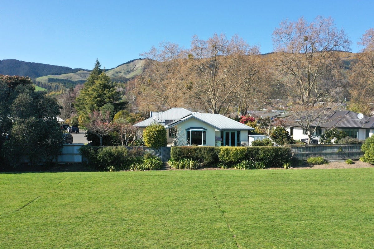 3 Alexandra Grove, Richmond - Carousel 1