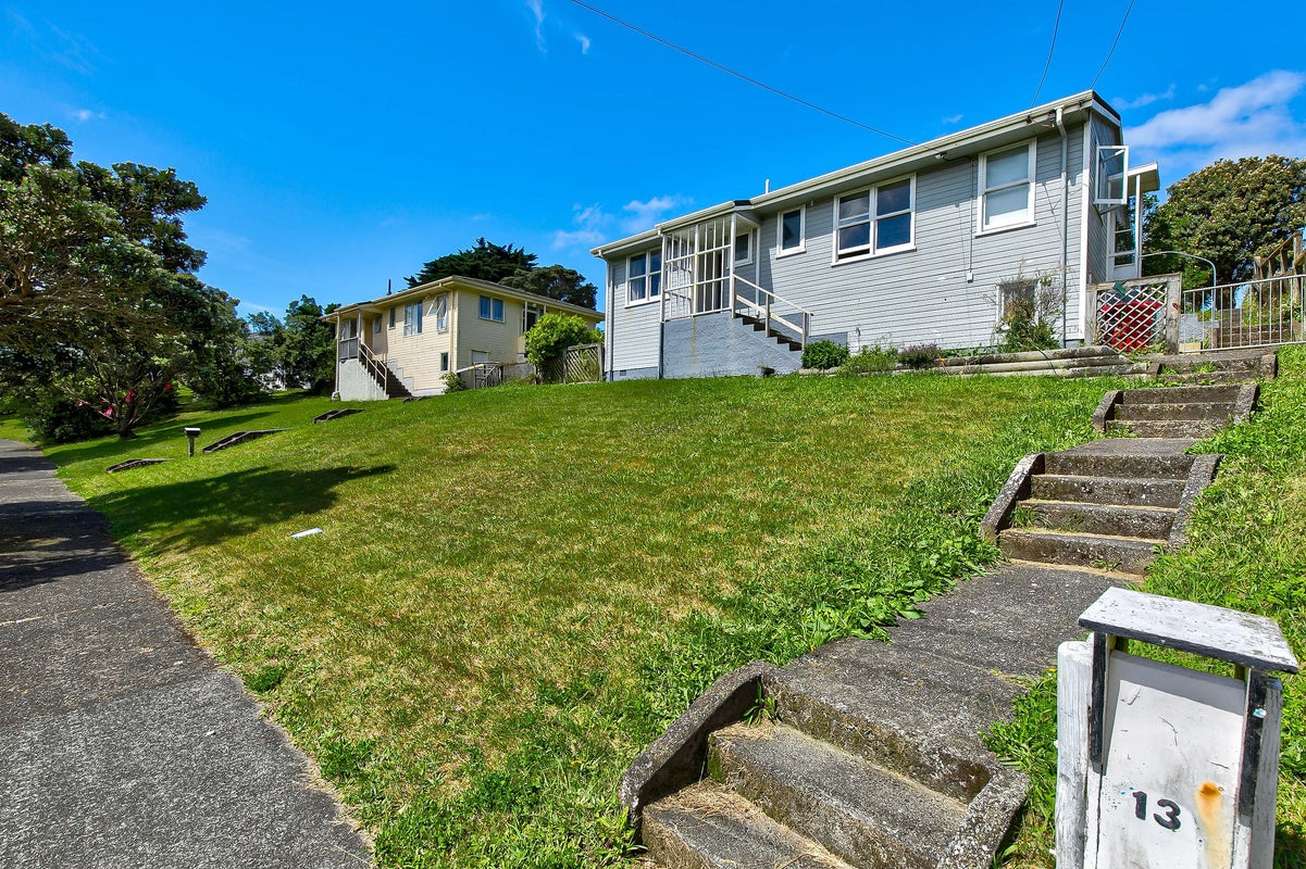 13 Taupiri Crescent, Titahi Bay, Porirua - Carousel 1