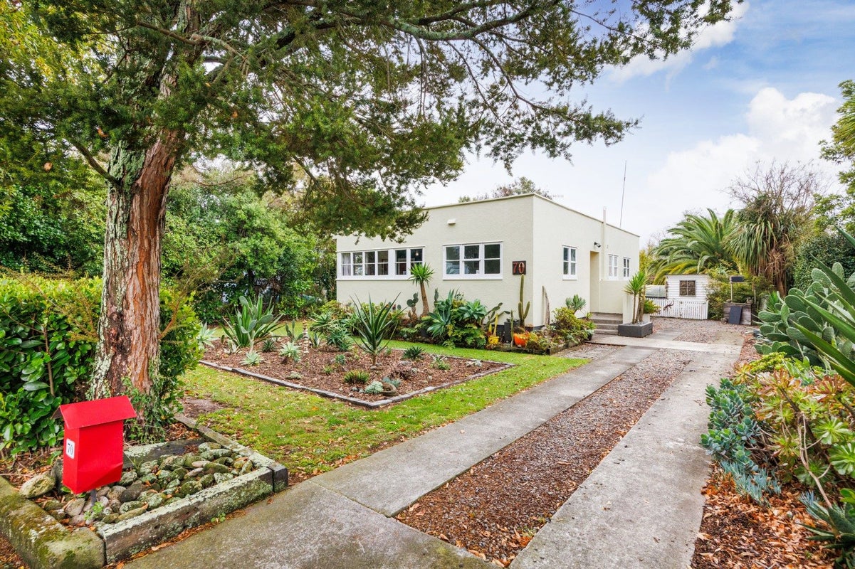 70 Savage Crescent, West End, Palmerston North - Carousel 1